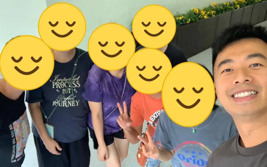我與健身小組學員合照,學員臉部以笑臉圖案遮蓋