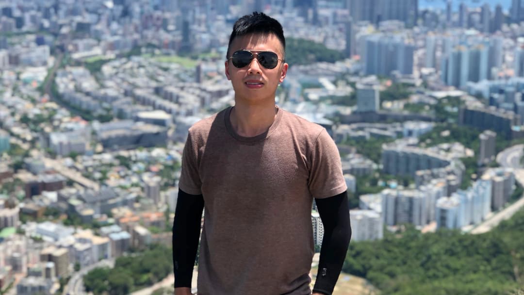 在香港山徑上遠眺市區景色